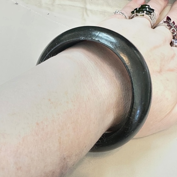 Wide, Black Wooden Bangle Bracelet. Vintage, 1960’s-1990’s - Picture 5 of 13